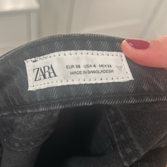 Mid-Rise Black Zara Jeans - Picture 3 of 3